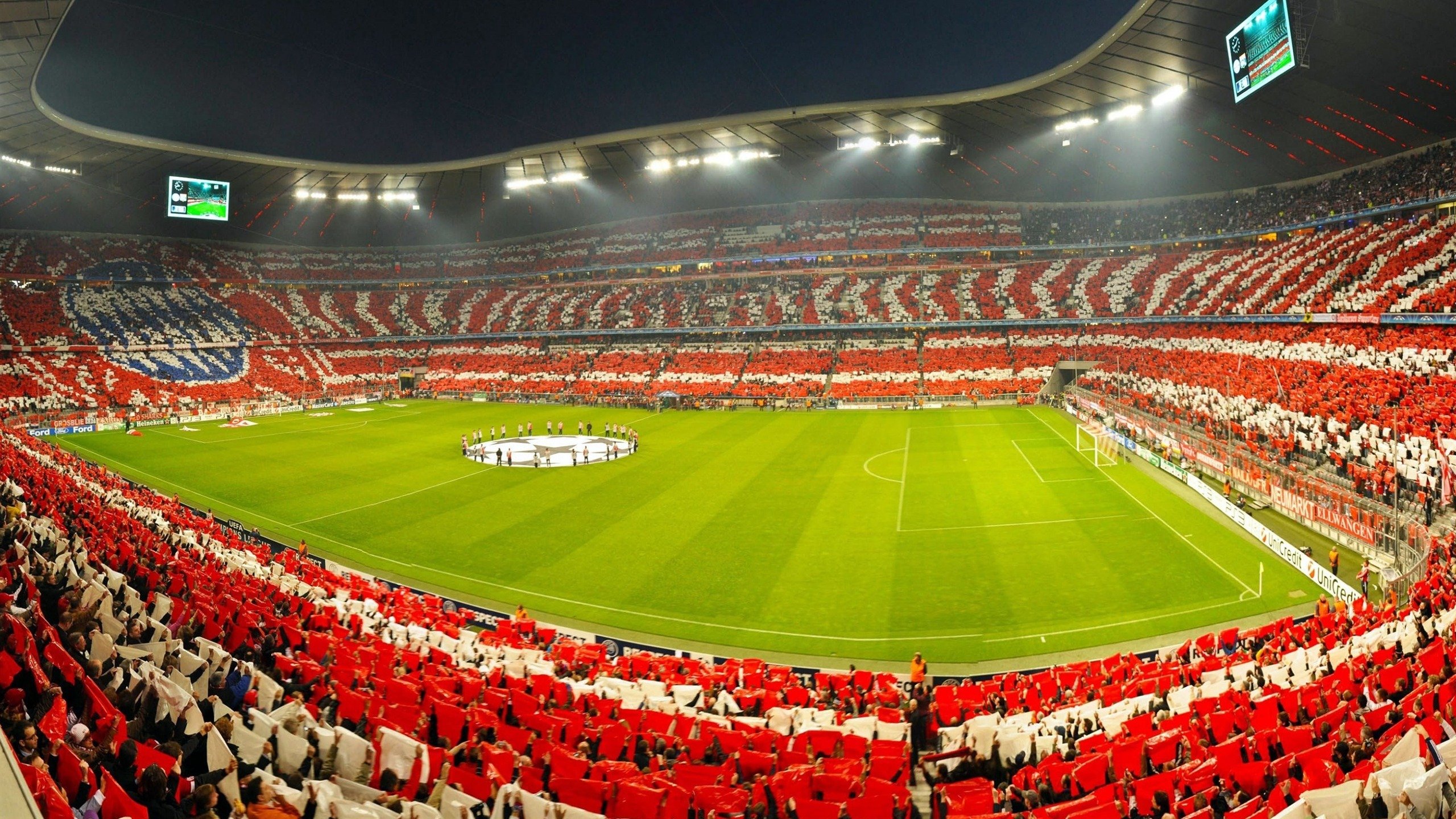 博洛尼亚中锋持球推进吸引多人防守，博洛尼亚队阵容